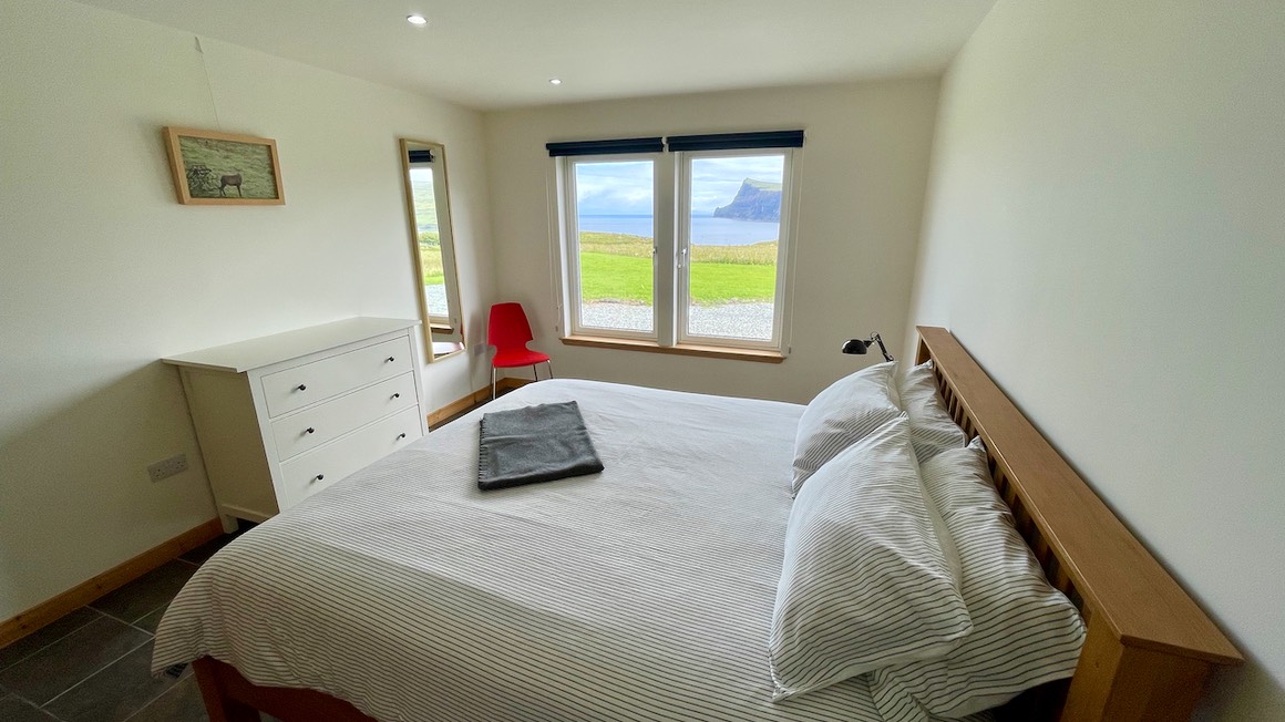 Pooltiel House - bedroom with super king size